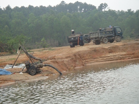 Hoạt động lấy cát vẫn diễn ra giữa ban ngày, nhưng BQL hồ lại cho rằng họ làm lén lút vào ban đêm