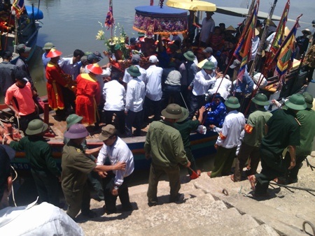 Hà Tĩnh : Tổ chức trang trọng Lễ giỗ Đại vương Lê Khôi lần thứ 568 - 2 Lên thuyền để rước sang đền chính