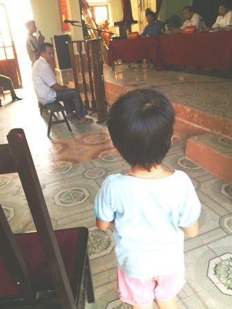 Tại phiên tòa, bị cáo Hoàng lâu lâu lại quay ra nhìn đứa con gái 5 tuổi đứng ngoài cửa