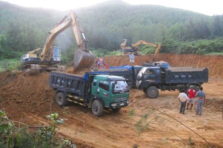Hiện trường khai thác đất trái phép tại khu vực núi Bàn Đọ (Kỳ Anh)