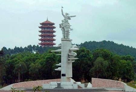 Bức thiết trong việc nâng cao chất lượng nguồn lực du lịch ở Hà Tĩnh - 5 Tượng đài, tháp chuông Ngã ba Đồng Lộc Anh hùng