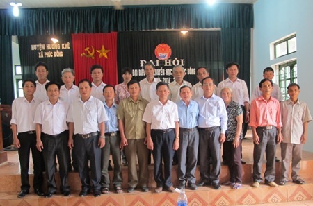 Lãnh đạo xã Thạch Hạ (TP Hà Tĩnh) trao tặng phần thưởng cho học sinh, sinh viên vượt khó học giỏi