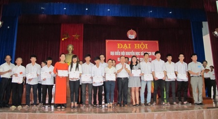 Lãnh đạo xã Thạch Hạ (TP Hà Tĩnh) trao tặng phần thưởng cho học sinh, sinh viên vượt khó học giỏi