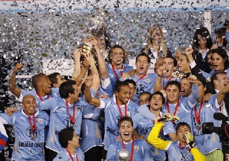 Forlan lập cú đúp, Uruguay lần thứ 15 vô địch Copa America - 1 Forlan lập cú đúp, Uruguay lần thứ 15 vô địch Copa America - 1