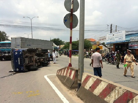 Xe ben tông xe tải lật nhào, tài xế hút chết - 1 Xe ben tông xe tải lật nhào, tài xế hút chết - 1