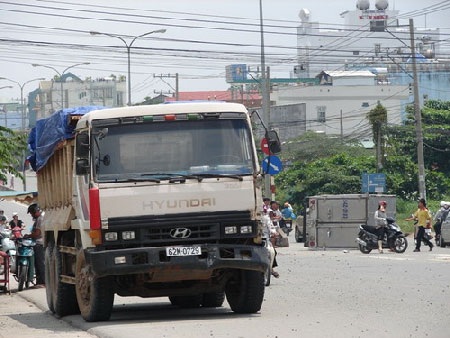 Xe ben tông xe tải lật nhào, tài xế hút chết - 2 Xe ben tông xe tải lật nhào, tài xế hút chết - 2