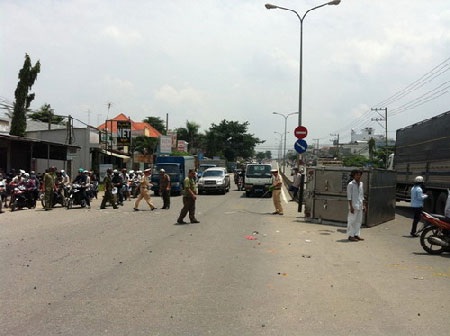 Xe ben tông xe tải lật nhào, tài xế hút chết - 3 Xe ben tông xe tải lật nhào, tài xế hút chết - 3