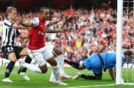 Walcott mang về lợi thế cho Arsenal - 1 Walcott mang về lợi thế cho Arsenal - 1