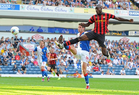 Nhìn lại giải Ngoại hạng cuối tuần qua - 1 Nhìn lại giải Ngoại hạng cuối tuần qua - 1