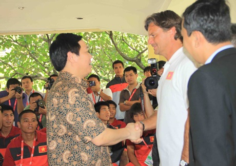 Bộ trưởng Vương Đình Huệ tặng U23 Việt Nam khoản tiền công tác phí - 2