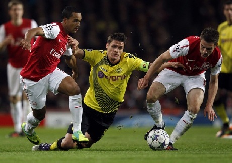 Van Persie lại “nhả đạn”, Arsenal giành vé đi tiếp - 3 Van Persie lại “nhả đạn”, Arsenal giành vé đi tiếp - 3