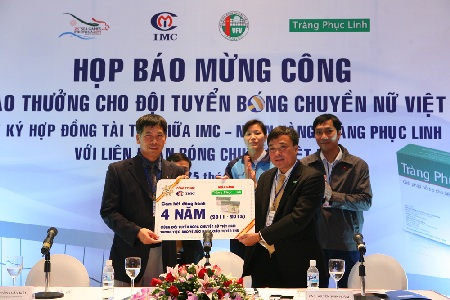 Đội tuyển bóng chuyền nữ được tặng 300 triệu đồng - 1 Đội tuyển bóng chuyền nữ được tặng 300 triệu đồng - 1