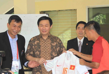 Bộ trưởng Vương Đình Huệ tặng U23 Việt Nam khoản tiền công tác phí - 3