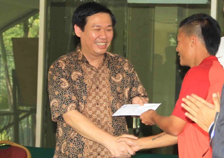 Bộ trưởng Vương Đình Huệ tặng U23 Việt Nam khoản tiền công tác phí - 1