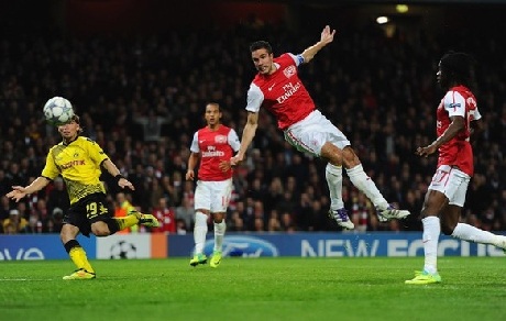 Van Persie lại “nhả đạn”, Arsenal giành vé đi tiếp - 2 Van Persie lại “nhả đạn”, Arsenal giành vé đi tiếp - 2