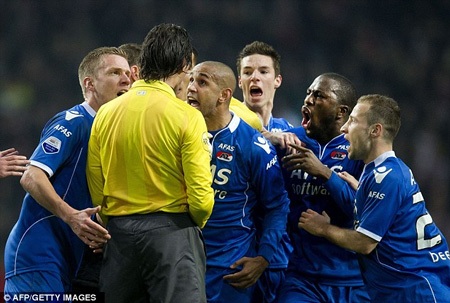 CĐV nhảy vào sân, thủ môn bị… đuổi khỏi sân - 2