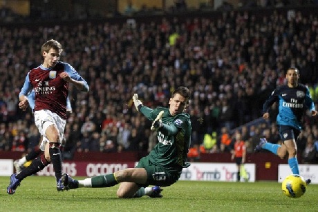 Persie “khai hỏa”, Arsenal lại thắng - 2 Persie “khai hỏa”, Arsenal lại thắng - 2