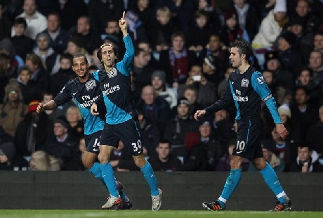 Persie “khai hỏa”, Arsenal lại thắng - 3 Persie “khai hỏa”, Arsenal lại thắng - 3