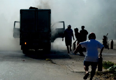 Đến lượt xe tải... bỗng dưng bốc cháy - 1