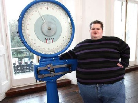 Gặp gỡ chàng trai có vòng bụng “đè bẹp” chiều cao