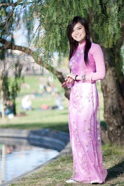 Nữ sinh Việt “duyên dáng, dịu dàng”