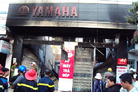 Cháy cửa hàng xe, thiêu rụi khoảng 100 xe máy - 1 Cháy cửa hàng xe, thiêu rụi khoảng 100 xe máy