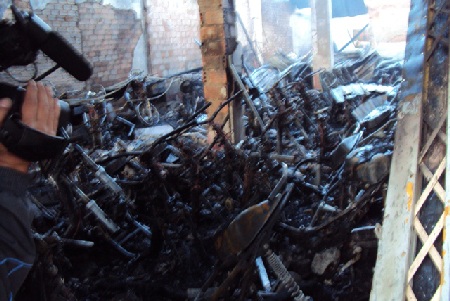 Cháy cửa hàng xe, thiêu rụi khoảng 100 xe máy - 3 Cháy cửa hàng xe, thiêu rụi khoảng 100 xe máy