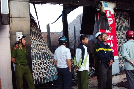 Cháy cửa hàng xe, thiêu rụi khoảng 100 xe máy - 2 Cháy cửa hàng xe, thiêu rụi khoảng 100 xe máy