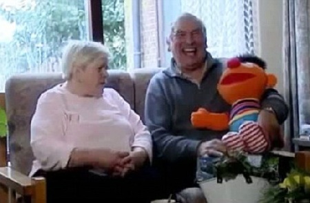 Người đàn ông không thể nhịn cười suốt 2 năm