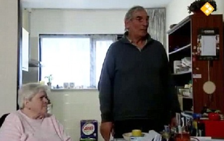 Người đàn ông không thể nhịn cười suốt 2 năm