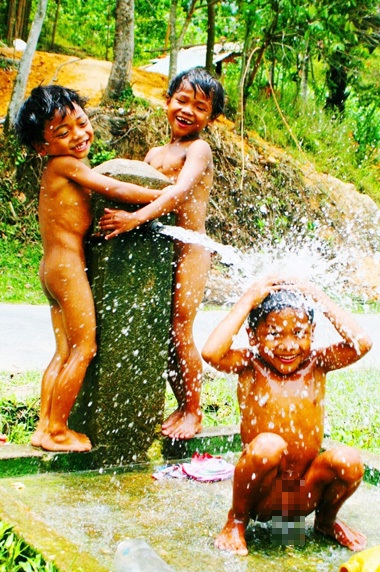 Trẻ vùng cao nô giỡn với nước sạch