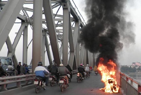 Cháy xe: Thủ phạm không phải là xăng dầu