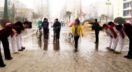 Thầy cô cúi gập người chào đón học sinh đến trường