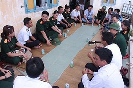 Tiếng hát kiều bào giữa mênh mông Trường Sa - 1 Tiếng hát kiều bào giữa mênh mông Trường Sa