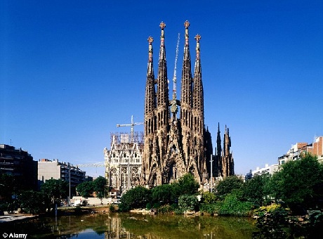 Tháp Eiffel là công trình “đắt giá” nhất châu Âu - 3 Đứng thứ 3 là nhà thờ Sagrade Familia ở Barcelona (TBN) trị giá 71 tỉ bảng