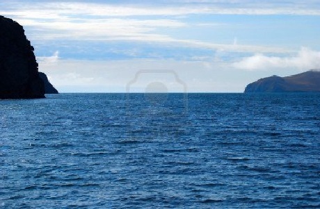 Hồ Baikal - Kỳ quan tạo hóa “ưu ái” nước Nga - 2 Làn nước trong vắt xanh thăm thẳm như chiếc gương soi khổng lồ của tự nhiên