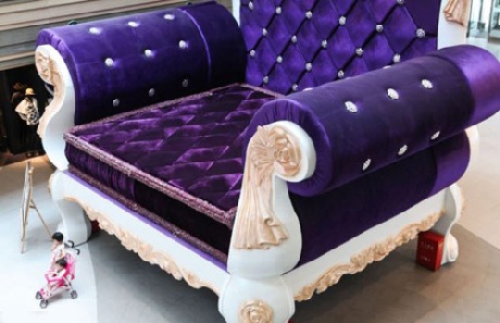 Cô gái trông tí hon bên cạnh chiếc ghế khổng lồ