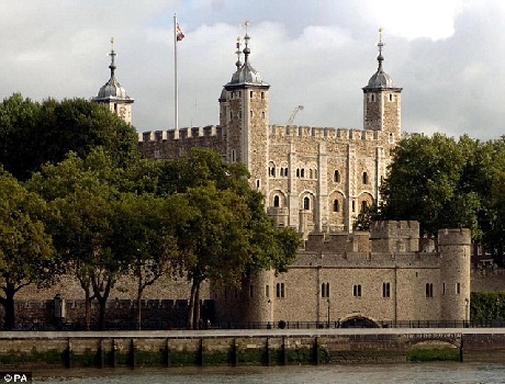 Tháp Eiffel là công trình “đắt giá” nhất châu Âu - 5 5. Tháp London, công trình 1.000 năm tuổi của Anh, trị giá 56 tỉ bảng