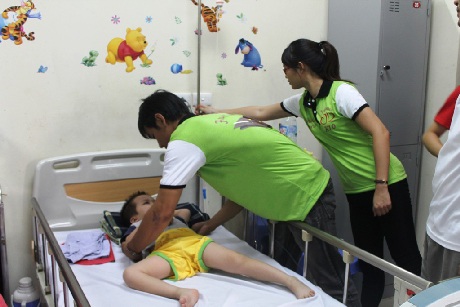 Nghĩa tình từ xứ Tuyết - 3 Đến giường bệnh thăm hỏi và đón các em sang phòng sinh hoạt chung