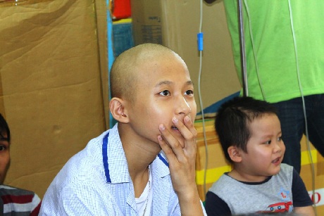 Nghĩa tình từ xứ Tuyết - 5 Các em nhỏ chăm chú lắng nghe những câu chuyện về cuộc sống du học ở nước ngoài