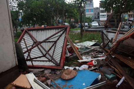 Gió thổi bay mái nhà làm việc của công nhân Công viên Thống Nhất