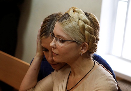 Ukraine bác đơn kháng cáo của cựu thủ tướng Tymoshenko - 1 Bà Tymoshenko cùng con gái trong một phiên tòa