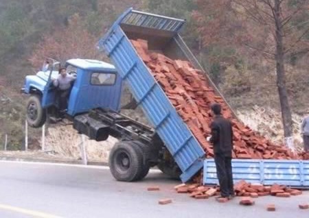 Chiếc xe chơi trò “bập bênh” do chất số gạch quá tải trọng