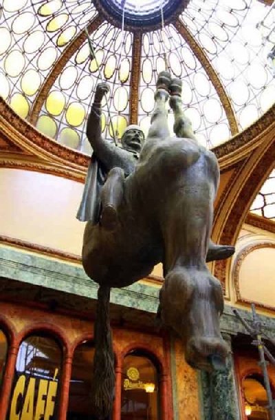 Tác phẩm Thánh Wenceslas cưỡi một chú ngựa… lộn ngược đầu. Tác giả David Cerny, người CH Séc