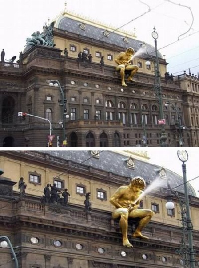 Tác phẩm Thánh Wenceslas cưỡi một chú ngựa… lộn ngược đầu. Tác giả David Cerny, người CH Séc