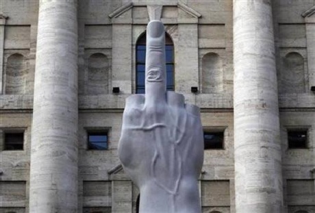 Tác phẩm Thánh Wenceslas cưỡi một chú ngựa… lộn ngược đầu. Tác giả David Cerny, người CH Séc