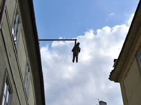 Tác phẩm Thánh Wenceslas cưỡi một chú ngựa… lộn ngược đầu. Tác giả David Cerny, người CH Séc