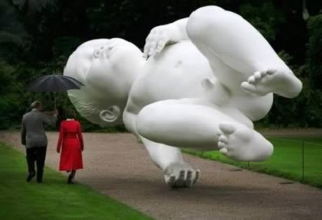 Công trình điêu khắc khổng lồ có tên “Planet” với hình dáng một chú bé 7 tháng tuổi do nghệ sĩ