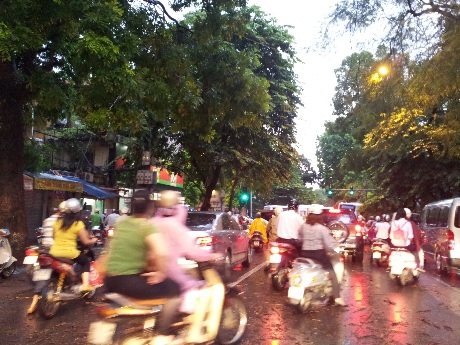 Tắc đường trên phố Quang Trung (ảnh: Chiến Thắng)