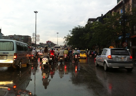 Tắc đường lối lên cầu Chương Dương (ảnh: C.T)